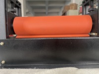 Mini plastifieuse à froid de bureau de 230mm avec rouleau en silicone de bureau d'opération pour la stratification de PVC de carton de conseil A3