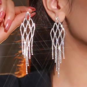 Boucles d'oreilles pendantes simples de style européen et américain, plaquées or, avec strass super scintillants et longues pampilles, sexy, tendance internet - Product Image 3