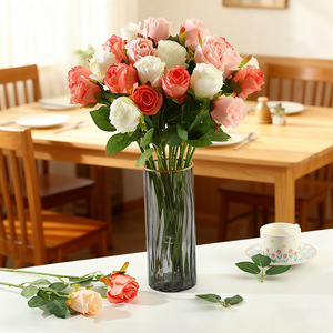 Bouquet de roses en soie, style bulgare, arrangement floral moderne pour mariage et décoration intérieure - Product Image 1