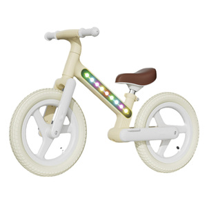 Les fabricants fournissent un vélo d'équilibre pour tout-petits garçons de 10 à 12 pouces avec une pédale ordinaire. - Product Image 1