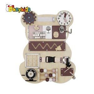 Tablero de Actividades Sensoriales Montessori Hecho a Mano con Diseño de Oso, de Madera, con Cerraduras y Pestillos, para Viajes en Auto o Avión, W12D369 - Product Image 1