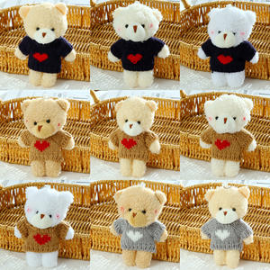 Peluches Plushie Mini Peluche Ours en peluche Porte-clés avec vêtements <span class=keywords><strong>Pull</strong></span> en peluche en forme <span class=keywords><strong>de</strong></span> cœur Peluche en peluche Ours en peluche pour la Saint-Valentin Vente en gros - Product Image 4