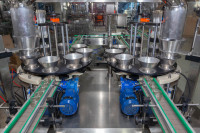 Ligne de production automatique complète pour le lavage, le remplissage et le bouchage de bouteilles en plastique / en verre