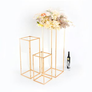 Supporto per Fiori in Metallo Dorato, Colonna Decorativa, Centrotavola Quadrato in Metallo per Feste - Product Image 2