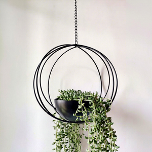 Pot suspendu en métal avec cadre circulaire en fer noir et pot décoratif, support de plante suspendu au plafond pour l'intérieur, la maison, le jardin, le balcon - Product Image 1