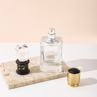 Özel logo ücretsiz örnek kare lüks cam parfüm şişesi 50ml boş sis püskürtücü kristal kapaklı akın şişe kıvrım