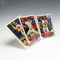 Ensemble de cartes à collectionner de baseball Topps, mettant en scène des lanceurs et des frappeurs en poses dynamiques, design classique, matériau papier, taille 7 pouces
