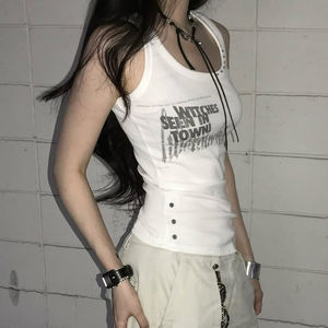 Débardeur gothique noir imprimé pour femme, sans manches, coupe ajustée, avec détails cloutés métalliques, style streetwear punk - Product Image 4