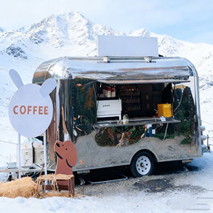 Remolque de Comida Redondeado, Fabricado con Acero Inoxidable con Acabado Espejo, con Ventana de Servicio Abierta para la Venta de Café y Aperitivos - Product Image 5