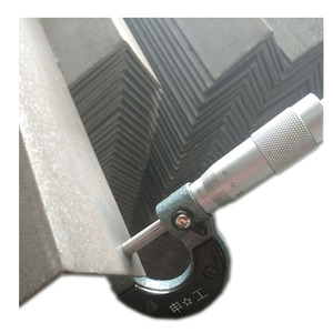Barre d'angle en acier <span class=keywords><strong>perforée</strong></span> S235JR 50x50x4mm, norme AISI, <span class=keywords><strong>pour</strong></span> soudage, découpe et pliage - Product Image 1