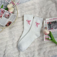 Herbst Winter Damen Nerz-Velours Antibakterielle Schleife Plüsch Crew-Socken mit Bündchen-Logo Niedliche Süße Warme Haus-Schlafsocken