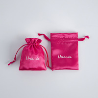 Petit mini sac à cordon en satin de soie rose vif personnalisé avec logo pour l'emballage d'accessoires de bijoux Pochette à poussière