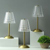 Lampe de chevet moderne en fer avec commande tactile LED Éclairage intelligent pour la décoration de la maison Lumière de nuit de luxe et lampe de lecture