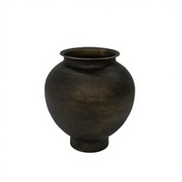 Vase en fer bronze vieilli de style vintage, silhouette organique arrondie pour la décoration intérieure bohème et rustique