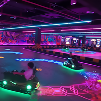 Nouveau parc d'aventure intérieur pour enfants : Manège interactif de voitures tamponneuses et expérience de karting de combat par projection interactive, avec éléments de jeu souples