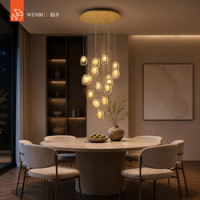 Lustre moderne de luxe avec pendentifs en verre faits à la main et finition en feuille d'or