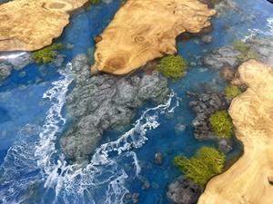 โต๊ะไม้เรซิ่นอีพ็อกซี่สีน้ำเงินเข้มทรงกลมแบบสั่งทำพิเศษสำหรับโรงแรมระดับไฮเอนด์ โต๊ะข้างธีมมหาสมุทรตกแต่งด้วยมอสและทราย - Product Image 5