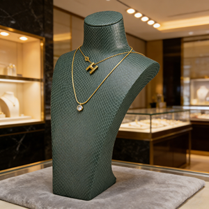 Exhibidores de Joyería de Cuero PU Personalizados, Serie de Lujo con Textura de Piel de Serpiente, Maniquí para Exhibición de Collares y Colgantes - Product Image 1