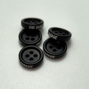 Tùy Chỉnh Người Đàn Ông Của Polo Áo Sơ Mi Với Màu Trắng In Logo Nhựa Polyester Nhựa Nút Bên Khắc Thương Hiệu Có Thể Giặt - Product Image 2