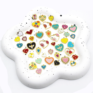 Ramo de Dijes de Esmalte con Forma de Corazón |   Colgante de Corazón de Acero Inoxidable Chapado en Oro PVD de 18K para la Fabricación de Joyas |   Impermeable e Hipoalergénico - Product Image 1