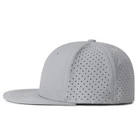 Logo personnalisé 6 panneaux chapeau ajusté à haute couronne imperméable à l'eau découpé au laser capuchon perforé trou percé bord plat 100% polyester commun
