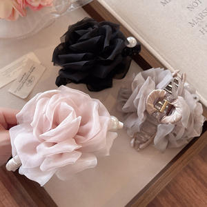 Pince à cheveux élégante en perles et fleurs en tissu pour femme, accessoire capillaire de type pince requin - Product Image 2