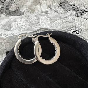 Hebilla de Oreja con Incrustaciones de Diamantes Antiguos, Diseño Elegante, Simple y Moderno, Plata de Ley S925, Inspirado en el Estilo Religioso Europeo Americano - Product Image 4