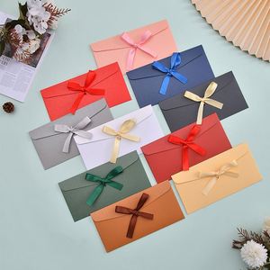 Enveloppe d'affaires haut de gamme au design personnalisé pour invitations de mariage avec fermeture à ruban, matériaux recyclés et impression UV - Product Image 1