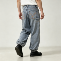 Jean Jogger Homme Bleu Délavé en Denim avec Revers Élastiques, Poches Cargo et Surpiqûres Contrastantes – Vente en Gros Personnalisée OEM