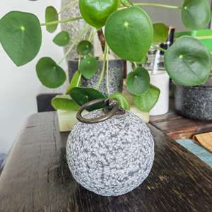 Tope de Puerta de Bola de Piedra Gris Natural Tallada, Diseño Art Deco con Mango de Metal, Patrón de Naturaleza Muerta, Decoración Navideña Móvil para el Hogar - Product Image 6