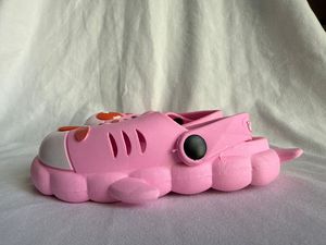 Pantoufles roses de dessin animé avec boucle, semelle de 15 mm, semelle extérieure en EVA rembourrée, toutes saisons, bout rond, tige en plastique, doublure en PVC - Product Image 1