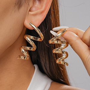 Vintage Gold Curved Claw <b>Stud</b> <b>Earrings</b> Irregular <b>Stud</b> <b>Earrings</b> for Women Summer Holiday Party Jewelry Gift - Product Image 2