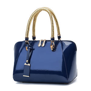 2025 nuova borsa da donna con chiusura a cerniera con manico in tessuto borsa da donna borsa da donna borsa a mano di lusso in pelle verniciata con ciondolo - Product Image 4