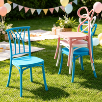 Table rectangulaire bleue, rose et blanche avec chaises à dossier arqué, idéale pour la location événementielle, les fêtes d'anniversaire, l'intérieur et l'extérieur