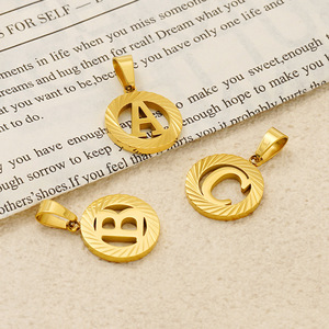 Colgante Circular con Iniciales |   Colgante con Inicial del Alfabeto con Textura de Rayos de Sol, Chapado en Oro de 18K PVD, Acero Inoxidable |   Impermeable e Hipoalergénico - Product Image 2