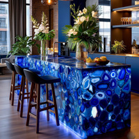 Comptoir de bar extérieur rétroéclairé en pierre d'agate bleue translucide, design commercial illuminé