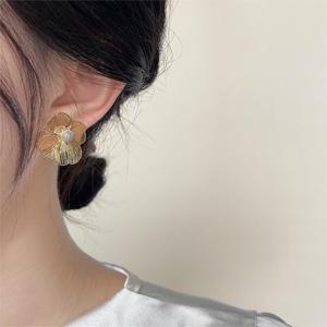 <span class=keywords><strong>Orecchini</strong></span> a Perno Minimalisti con Fiore Traforato, Placcati in Oro 14K, con Perla in Ottone e Perno in Argento, Gioielli per Donne - Product Image 5