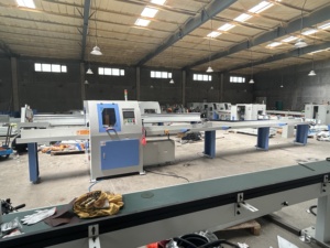 Máy cưa thẳng xiên điều khiển CNC với bàn ăn 4M cho nhà máy Pallet gỗ - Product Image 4