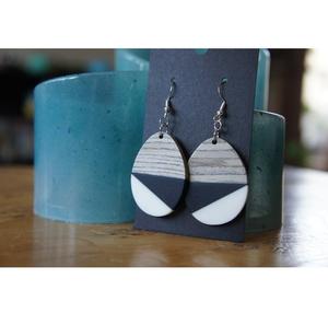 Pendientes Elegantes de Resina y Madera, Joyería Ligera Hecha a Mano, Diseño Único, Ideal para Uso Diario - Product Image 1