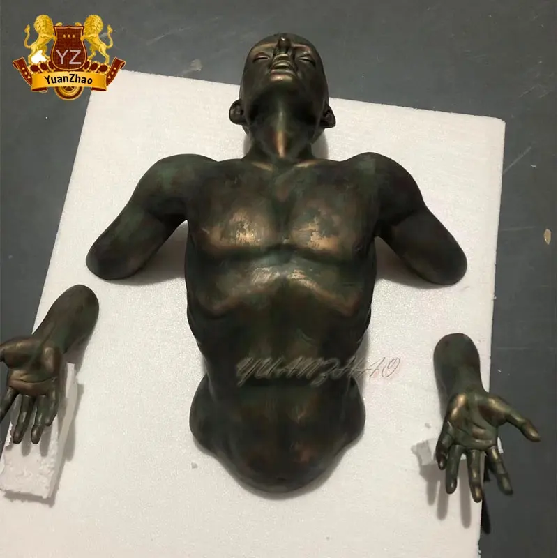 Scultura in metallo a grandezza naturale su misura per interni esterni tipo appeso a parete di grandi dimensioni in bronzo umano busto uomo nudo statua uomo