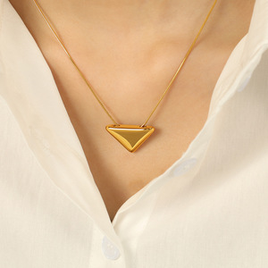Collar con colgante triangular geométrico minimalista, cadena de aleación de zinc chapada en oro de 18k para mujer, joyería de moda XL330 - Product Image 4