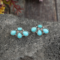 Boucles d'oreilles délicates de style occidental en turquoise pour femmes, boucles d'oreilles clous demi-fleur en turquoise antique de style Navajo