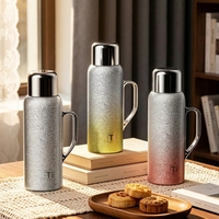 Großhandel Titan-beschichteter 800ml Großvolumiger Thermobecher mit Griff Isoliert Luxuriös Farbverlauf Tragbar für Zuhause Büro Auto Reise