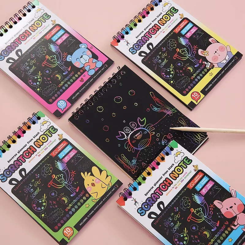 I bambini coloratissimi personalizzano il libro di carta del graffito creativo della pittura di raschiatura del disegno fatto da te