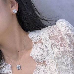 Orecchini a perno con fiocco di neve a petalo Marquise da donna, gioielli floreali alla moda per l'orecchio - Product Image 4