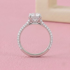 Anillo de compromiso solitario de diamante de corte ovalado con banda pavé de tres filas y engaste oculto para joyería fina nupcial de diseñador - Product Image 1