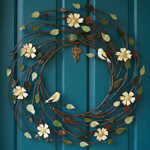 Corona de metal rústica con flores y pájaros, hecha a mano, decorativa para colgar en la pared, de forma redonda, sin iluminación, estilo artesanal. - Product Image 2