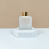Bouteille diffuseur de parfum rectangulaire en verre ambré givré de 100 ml, personnalisable en gros, avec estampage à chaud sur carton