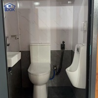 Cabine de toilettes portable individuelle avec finition extérieure et intérieure, dotée d'un WC, d'un lavabo et d'un urinoir, pour événements publics