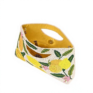 Sac à main trapèze pour femme avec perles et fermeture magnétique - Product Image 1